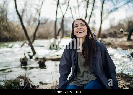 Junge Frau verbringen Freizeit im Nationalpark / Berge.Wandern Outdoor-Erlebnis.Natur-Abenteuer.Frau schätzen Natur und natürliche Schönheit.Acti Stockfoto