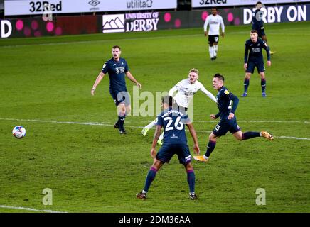 Kamil Jozwiak (Mitte) von Derby County erzielt beim Sky Bet Championship-Spiel im Pride Park, Derby, das zweite Tor seiner Spielenden. Stockfoto