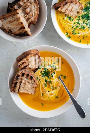 Pumpkin soup served in a bowl with croutons, parsley and olive oil. Stockfoto
