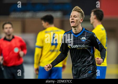 Paderborn, Deutschland. Dezember 2020. Fußball: 2. Bundesliga, SC Paderborn 07 - Eintracht Braunschweig, Matchday 12, in der Benteler Arena. Paderborner Chris Führich feiert nach seinem 2:0-Ziel. Kredit: David Inderlied/dpa - WICHTIGER HINWEIS: Gemäß den Bestimmungen der DFL Deutsche Fußball Liga und/oder des DFB Deutscher Fußball-Bund ist es untersagt, im Stadion und/oder des Spiels aufgenommene Fotos in Form von Sequenzbildern und/oder videoähnlichen Fotoserien zu verwenden oder zu verwenden./dpa/Alamy Live News Stockfoto