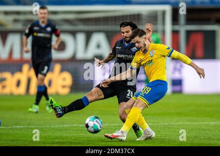 Paderborn, Deutschland. Dezember 2020. Fußball: 2. Bundesliga, SC Paderborn 07 - Eintracht Braunschweig, Matchday 12, in der Benteler-Arena. Paderborner Marco Terrazzino (l.) und Braunschweigs Patrick Kammerbauer kämpfen um den Ball. Kredit: David Inderlied/dpa - WICHTIGER HINWEIS: Gemäß den Bestimmungen der DFL Deutsche Fußball Liga und/oder des DFB Deutscher Fußball-Bund ist es untersagt, im Stadion und/oder des Spiels aufgenommene Fotos in Form von Sequenzbildern und/oder videoähnlichen Fotoserien zu verwenden oder zu verwenden./dpa/Alamy Live News Stockfoto