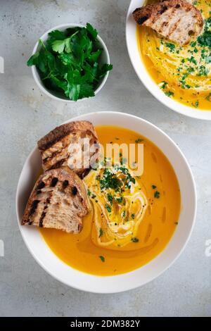 Pumpkin soup served in a bowl with croutons, parsley and olive oil. Stockfoto