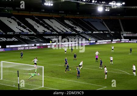 Eine allgemeine Ansicht als Derby County Kamil Jozwiak (Mitte) punktet seine Seite das zweite Tor des Spiels während der Sky Bet Championship Spiel in Pride Park, Derby. Stockfoto