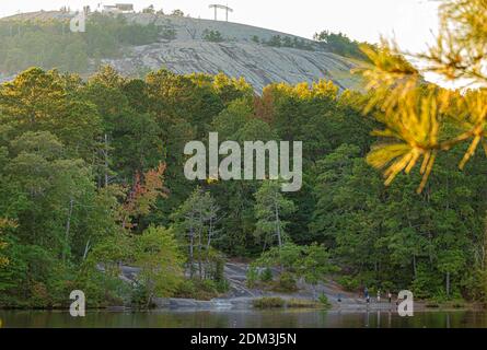 Menschen genießen einen späten Nachmittag an der steinernen Küste am Stone Mountain Lake im Stone Mountain Park in der Nähe von Atlanta, Georgia. (USA) Stockfoto