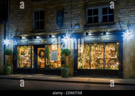 Cotswold Grey Shop nach Einbruch der Dunkelheit zu weihnachten. Moreton in Marsh, Cotswolds, Gloucestershire, England Stockfoto