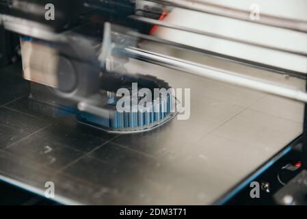 3D-Drucker in Aktion Bau eines Kunststoffbauteils Stockfoto