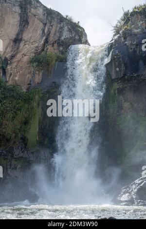 Wasserfall im Rio Pita Tal in der Nähe des Cotopaxi Vulkans, der von einer Klippe aus einem alten Lavastrom abfließt. In den ecuadorianischen Anden Stockfoto