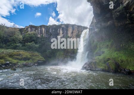 Wasserfall im Rio Pita Tal in der Nähe des Cotopaxi Vulkans, der von einer Klippe aus einem alten Lavastrom abfließt. In den ecuadorianischen Anden Stockfoto