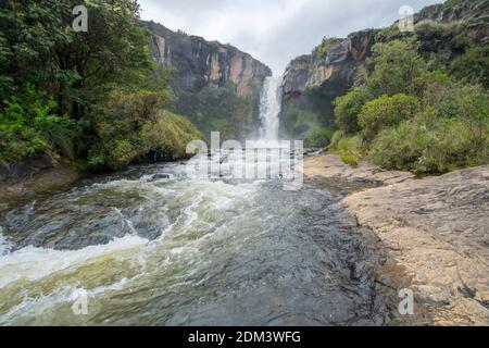 Wasserfall im Rio Pita Tal in der Nähe des Cotopaxi Vulkans, der von einer Klippe aus einem alten Lavastrom abfließt. In den ecuadorianischen Anden Stockfoto