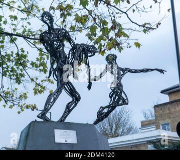 Das Soweto Memorial im Max Roach Park, eine Skulptur von Raymond Watson, am 11. Dezember in South London im Vereinigten Königreich. Foto von Sam Mellish Stockfoto