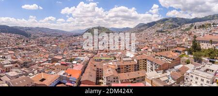 Panorama mit Blick auf das historische Zentrum von Quito von einem hohen Blickpunkt Stockfoto