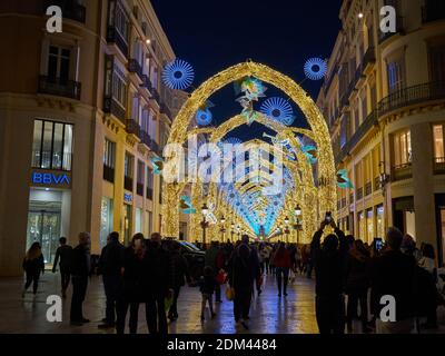 Dezember 2020. Weihnachtsbeleuchtung an der Marqués de Larios Straße, Málaga, Andalusien, Spanien. Stockfoto