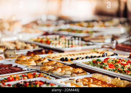 Elegant serviert Gerichte und Essenswärmer mit verschiedenen Mahlzeiten für Catering Hochzeitsempfang in einem Hotel oder Restaurant serviert. Buffet serviert von den cateri Stockfoto