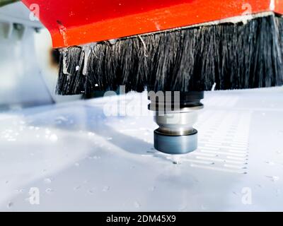 Allgemeine Ansicht einer CNC-Maschine, die eine Polyethylenplatte in einer Kunststofffabrik durchschneidet. Stockfoto