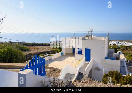 Santorini Griechenland, 17. September 2020: Griechische Ferienvilla mit Meerblick in Oia auf der Insel Santorini. Griechenland Stockfoto