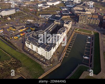 ZUTPHEN, NIEDERLANDE - 13. Dez 2020: Luftaufnahme des neuen Noorderhaven-Viertels mit Wohngebäude und Erholungshafen im Vordergrund Stockfoto