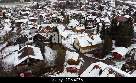 Eine kleine Stadt im winterlichen Bayern mit einer Drohne aufgenommen Stockfoto