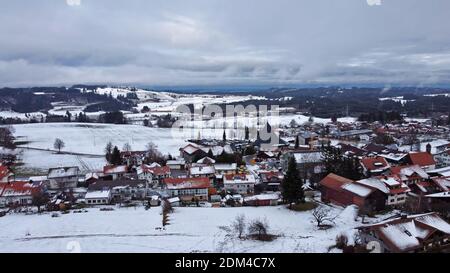 Eine kleine Stadt im winterlichen Bayern mit einer Drohne aufgenommen Stockfoto