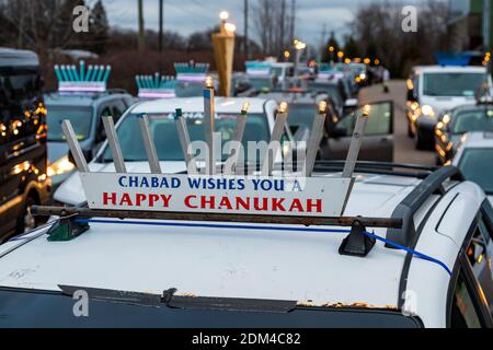 Southfield, Michigan - Autos stehen für eine Car Top Menorah Parade am vierten Abend von Chanukah. Stockfoto