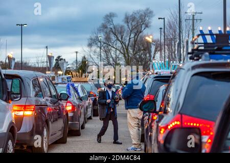 Southfield, Michigan - Autos stehen für eine Car Top Menorah Parade am vierten Abend von Chanukah. Stockfoto