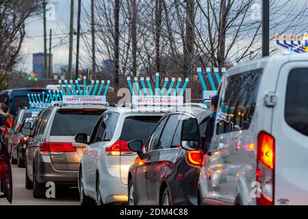 Southfield, Michigan - Autos stehen für eine Car Top Menorah Parade am vierten Abend von Chanukah. Stockfoto