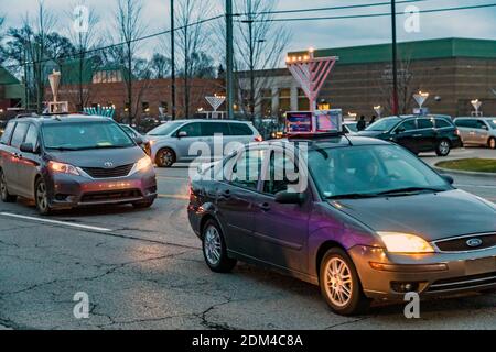 Southfield, Michigan - Autos stehen für eine Car Top Menorah Parade am vierten Abend von Chanukah. Stockfoto