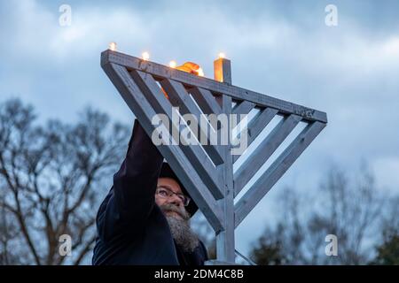 Southfield, Michigan - Autos stehen für eine Car Top Menorah Parade am vierten Abend von Chanukah. Stockfoto