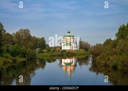 Sommerlandschaft mit einer orthodoxen Kirche im Wasser reflektiert. Kathedrale der Smolensker Ikone der Gottesmutter in Olonez, Karelien, Russland Stockfoto