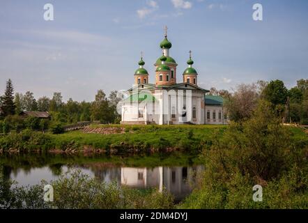 Orthodoxe Kathedrale der Smolensker Ikone der Gottesmutter am Ufer des Flusses Olonka, Olonez, Karelien, Russland Stockfoto