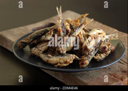 Gebratene Sardinen auf Holzhintergrund. Gesunde Ernährung. Stockfoto