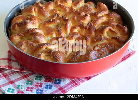 Hausgemachte traditionelle rumänische Süßigkeiten mit Käse, bekannt als 'Poale in Brau' auf weißem Hintergrund. Nahaufnahme. Stockfoto
