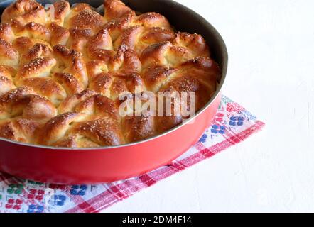 Hausgemachtes Backen. Hausgemachte traditionelle rumänische Süßigkeiten mit Käse, bekannt als poale in brau auf weißem Hintergrund. Stockfoto