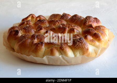 Hausgemachte traditionelle rumänische Süßigkeiten mit Käse, bekannt als 'Poale in Brau' auf weißem Hintergrund. Nahaufnahme. Stockfoto