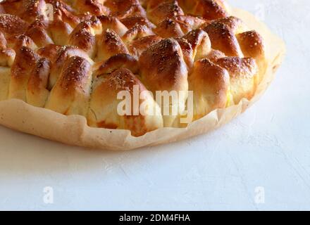 Hausgemachtes Backen. Hausgemachte traditionelle rumänische Süßigkeiten mit Käse, bekannt als poale in brau auf weißem Hintergrund. Stockfoto