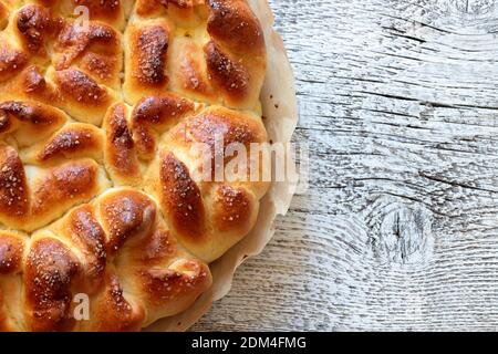 Hausgemachtes Backen. Hausgemachte traditionelle rumänische Süßigkeiten mit Käse, bekannt als poale in brau auf weißem Hintergrund. Stockfoto