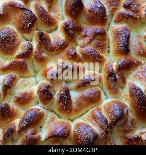 Hausgemachte traditionelle rumänische Süßigkeiten mit Käse, bekannt als 'Poale in Brau' auf weißem Hintergrund. Nahaufnahme. Stockfoto