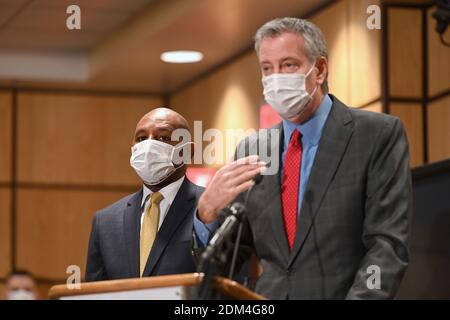 Mit der neu gewählten Queens Borough Präsident Donovan Richards (l) hört, wie New York City Bürgermeister Bill de Blasio spricht, nachdem zwei medizinische Mitarbeiter erhalten die Pfizer-BioNTech COVID-19 Impfstoff an NYC Health Hospitals / Elmhurst, in der Queens Bezirk von New York City, NY, 16. Dezember 2020. NYC Health Hospitals/Elmhurst ist das erste öffentliche Krankenhaus in New York City, das seine Mitarbeiter im Gesundheitswesen gegen das Coronavirus geimpft hat und plant, alle wichtigen medizinischen Fachkräfte innerhalb von 3 Wochen impfen zu lassen. (Foto von Anthony Behar/Sipa USA) Stockfoto