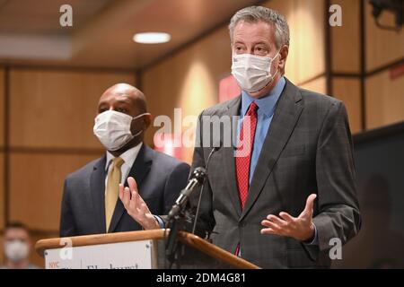Mit dem neu gewählten Präsidenten Donovan Richards, der neben ihm steht, spricht der Bürgermeister von New York, Bill de Blasio, nachdem zwei Beschäftigte des Gesundheitswesens den Impfstoff Pfizer-BioNTech COVID-19 in den NYC Health Hospitals/Elmhurst im Stadtteil Queens von New York City, NY, am 16. Dezember 2020 erhalten haben. NYC Health Hospitals/Elmhurst ist das erste öffentliche Krankenhaus in New York City, das seine Mitarbeiter im Gesundheitswesen gegen das Coronavirus geimpft hat und plant, alle wichtigen medizinischen Fachkräfte innerhalb von 3 Wochen impfen zu lassen. (Foto von Anthony Behar/Sipa USA) Stockfoto