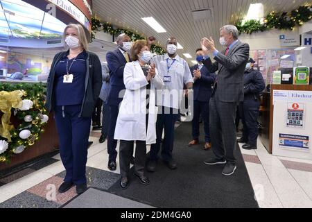 ER Ärztin Veronica Delgado (l) und er Service Aide Kelly Willaim (Faust angehoben) werden von New York City Bürgermeister Bill de Blasio (r), neu gewählte Queens Borough Präsident Donovan Richards (zweite von rechts), Dekan / Ärztlicher Direktor Dr. Jasmin Moshirpur (dritte von links) angefeuert Und Krankenhauspersonal, nachdem die beiden Gesundheitshelfer die ersten Dosen des Pfizer-BioNTech COVID-19-Impfstoffs in NYC Health Hospitals/Elmhurst, im Stadtteil Queens von New York City, NY, am 16. Dezember 2020 erhielten. NYC Health Hospitals/Elmhurst ist das erste öffentliche Krankenhaus in New York City, das geimpft wurde Stockfoto