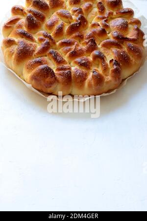 Hausgemachtes Backen. Hausgemachte traditionelle rumänische Süßigkeiten mit Käse, bekannt als poale in brau auf weißem Hintergrund. Stockfoto