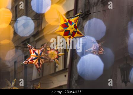 Lublin, Polen - 29. Dezember 2019: Farbenfroh beleuchtete Sterne als Weihnachtsdekoration in der Złota Straße in der Altstadt Stockfoto