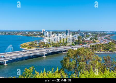 Verengt die Brücke, die nach South Perth in Australien führt Stockfoto