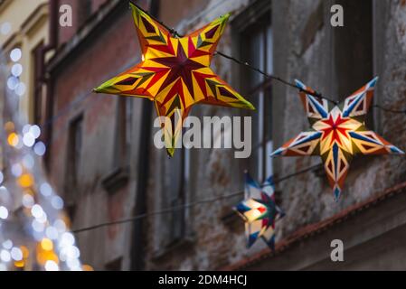 Lublin, Polen - 29. Dezember 2019: Farbenfroh beleuchtete Sterne als Weihnachtsdekoration in der Złota Straße in der Altstadt Stockfoto