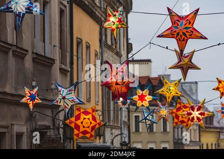 Lublin, Polen - 29. Dezember 2019: Bunt beleuchtete Sterne als Weihnachtsdekoration in der Grodzka Straße in der Altstadt Stockfoto