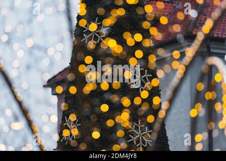 Lublin, Polen - 29. Dezember 2019: Weihnachtsbaum am Plac Po Farze durch verschwommene weihnachtslichter gesehen Stockfoto