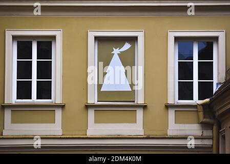 Lublin, Polen - 29. Dezember 2019: Weihnachtsbaum als Dekoration des Grodzka Tores (Brama Grodzka) in der Altstadt Stockfoto