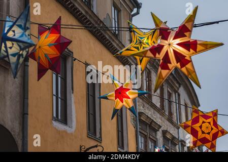 Lublin, Polen - 29. Dezember 2019: Bunt beleuchtete Sterne als Weihnachtsdekoration in der Grodzka Straße in der Altstadt Stockfoto