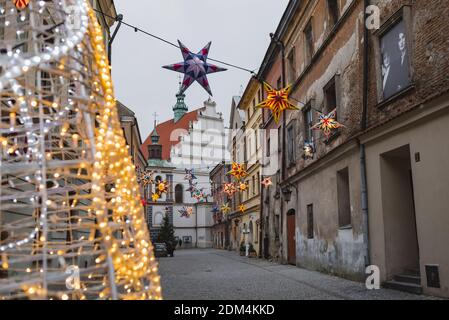 Lublin, Polen - 29. Dezember 2019: Christbaum und bunt beleuchtete Sterne in der Złota Straße in der Altstadt Stockfoto