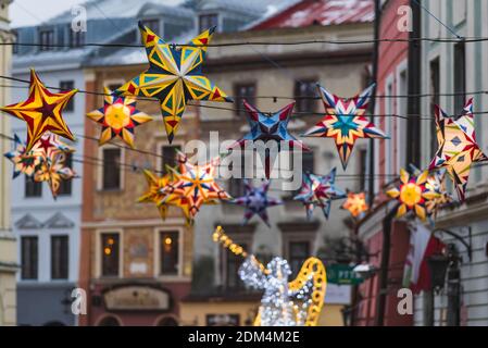 Lublin, Polen - 29. Dezember 2019: Farbenfroh beleuchtete Sterne als Weihnachtsdekoration in der Złota Straße in der Altstadt Stockfoto