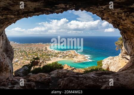 Blick auf Stavros Beach und Pachia Ammos Beach von innen Cave Lera, Kreta, Griechenland Stockfoto